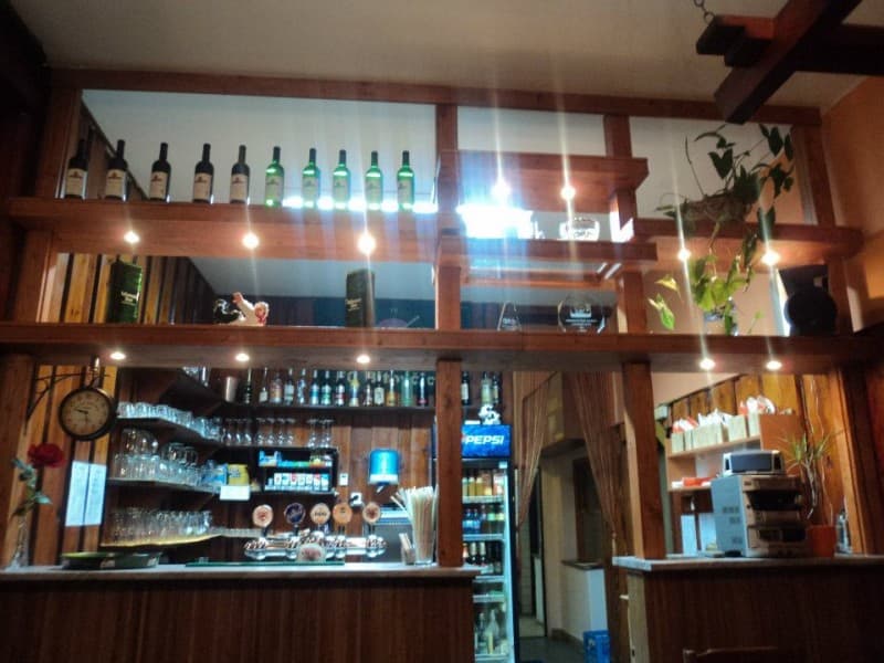 Bar s dřevěnými policemi a víny